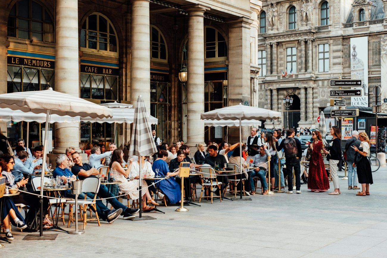 Sublimez vos tables d'été 2025 : tendances vaisselle et conseils de professionnels